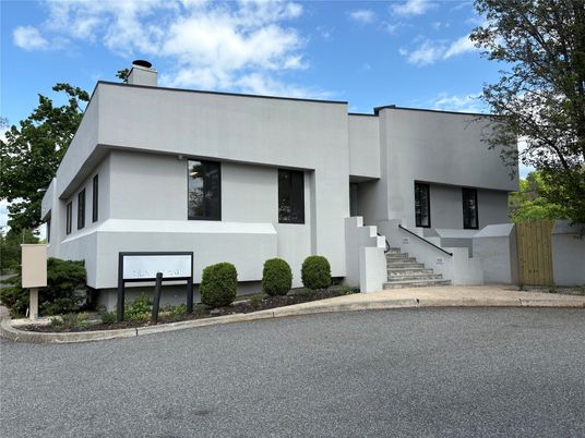 Exterior, Facade, Modern