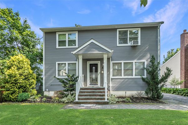 Exterior, Facade, Raised Ranch
