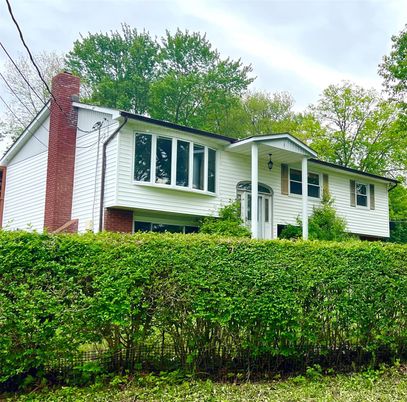 Exterior, Facade, Raised Ranch
