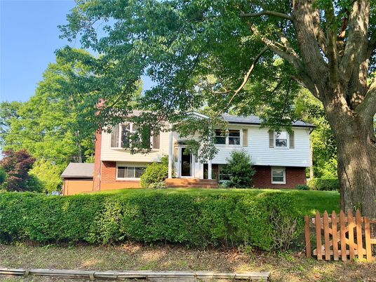 Exterior, Facade, Brick Facade, Raised Ranch