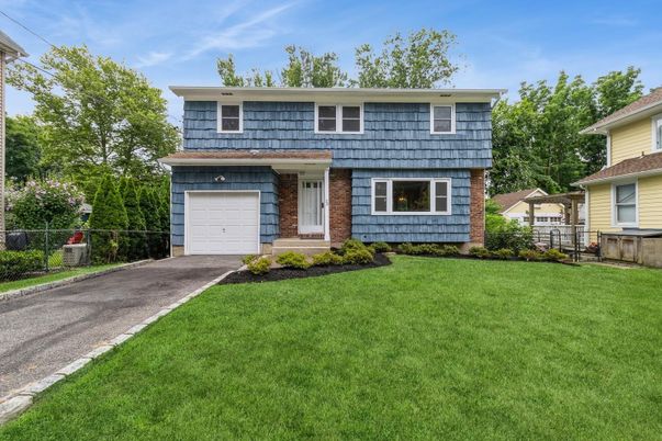 Attached, Exterior, Facade, Brick Facade, Raised Ranch