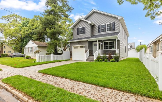 Attached, Exterior, Facade, American Craftsman