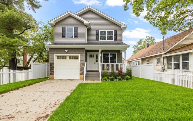 Attached, Exterior, Facade, American Craftsman