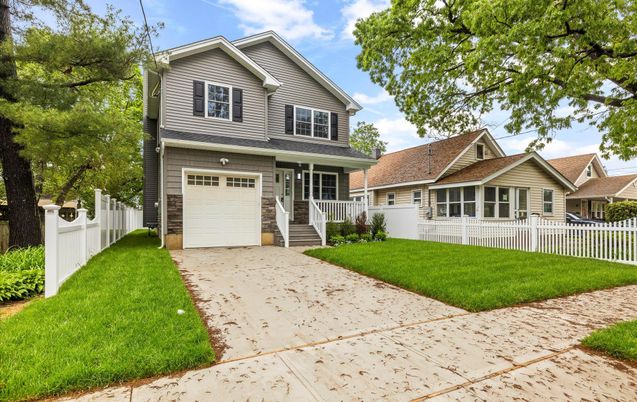 Attached, Exterior, Facade, American Craftsman