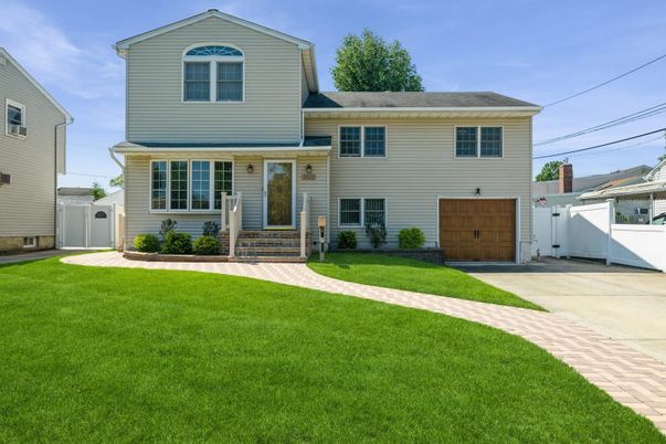 Attached, Exterior, Facade, Split Level