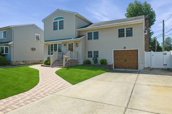 Attached, Exterior, Facade, Split Level