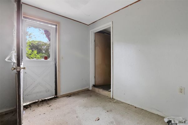 Empty room, Interior