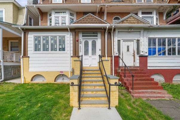 Exterior, Facade, Rowhouse