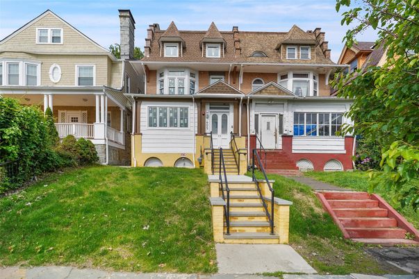 Exterior, Facade, Queen Anne Victorian