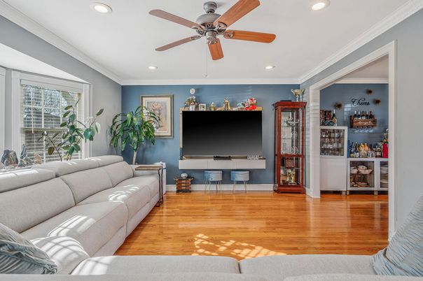 Interior, Living room, Recessed Lighting, Wood Texture Flooring