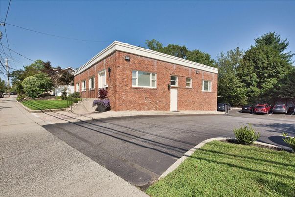 Exterior, Facade, Brick Facade, Georgian