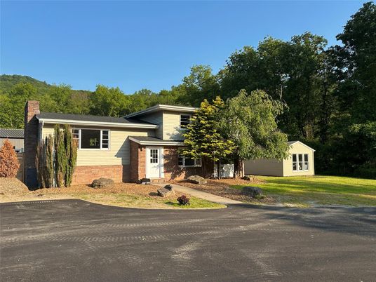 Backyard, Exterior, Facade, Split Level