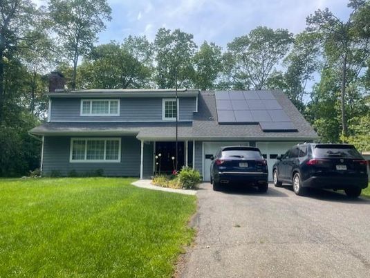 Exterior, Facade, Solar Panels, Split Level