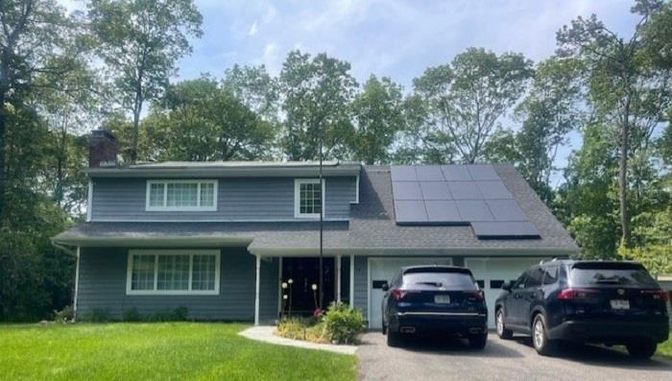 Exterior, Facade, Solar Panels, Split Level