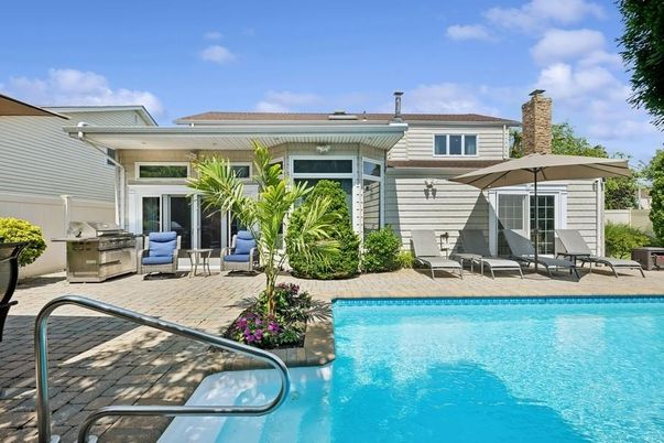 Exterior, Pool
