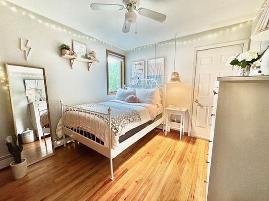 Bedroom, Interior, Pendant Lights, Wood Texture Flooring