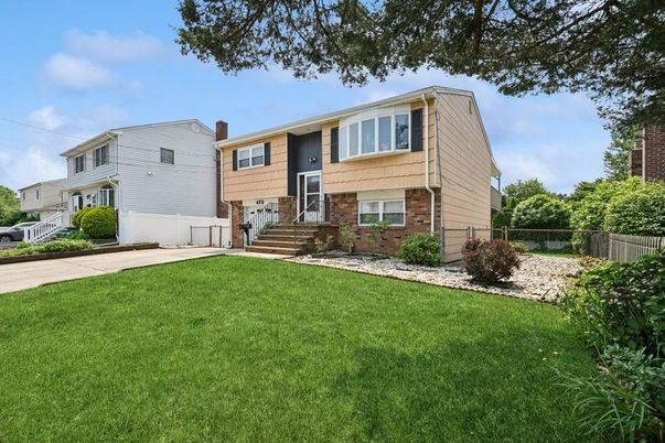 Attached, Exterior, Facade, Brick Facade, Raised Ranch