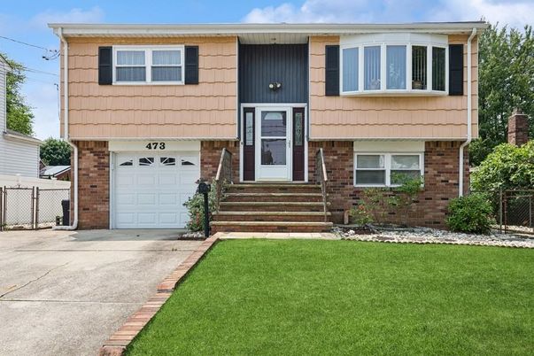 Attached, Exterior, Facade, Brick Facade, Raised Ranch
