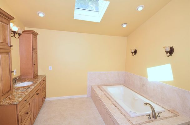 Bathroom, Dual Sink Vanities, Interior, Recessed Lighting