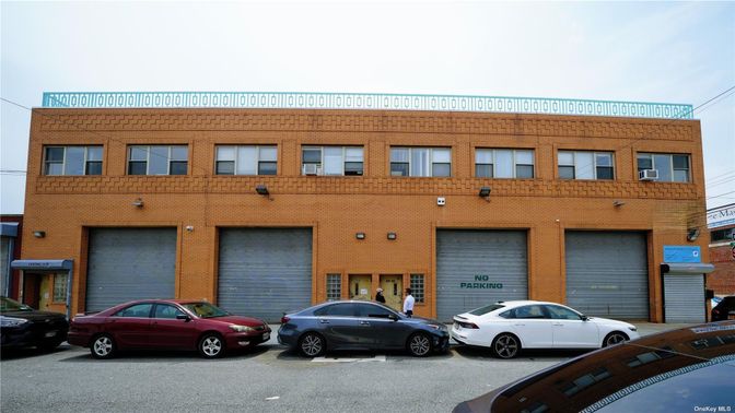 Attached, Exterior, Facade, Brick Facade, Rowhouse