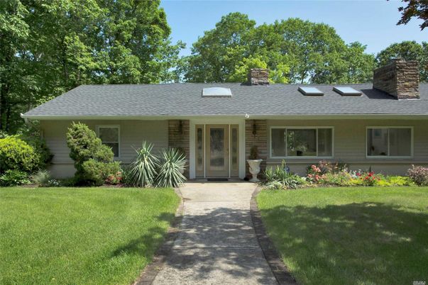 Exterior, Facade, Ranch