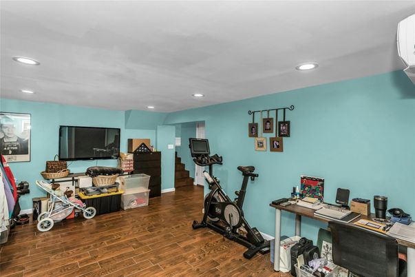 Fitness Equipment, Interior, Recessed Lighting, Wood Texture Flooring