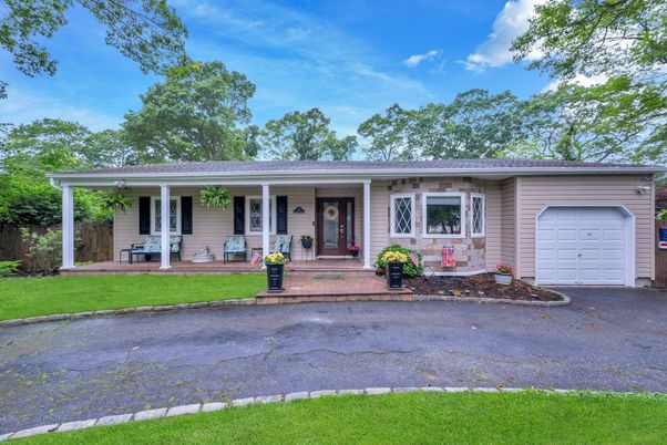 Attached, Exterior, Facade, Ranch