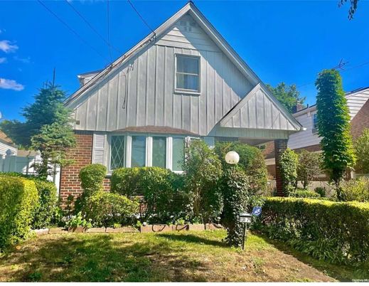 Exterior, Facade, Brick Facade, Queen Anne Victorian