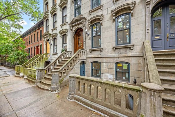 Exterior, Facade, Brownstone