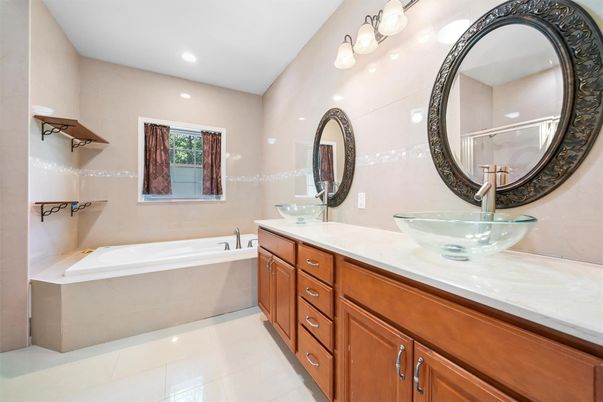 Bathroom, Dual Sink Vanities, Interior, Recessed Lighting