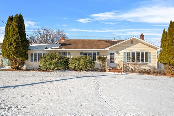 Exterior, Facade, Ranch