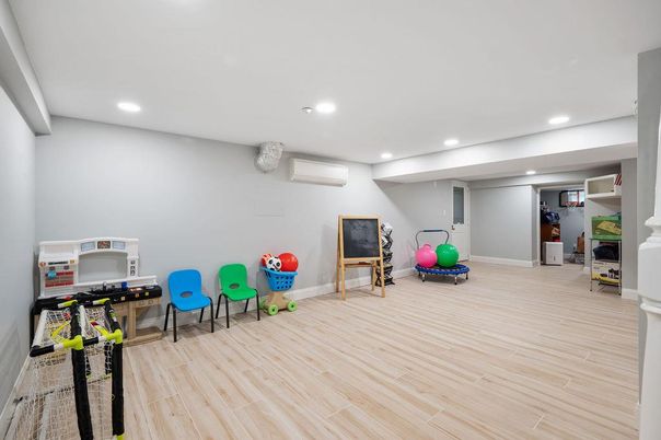 Fitness Equipment, Interior, Recessed Lighting, Wood Texture Flooring