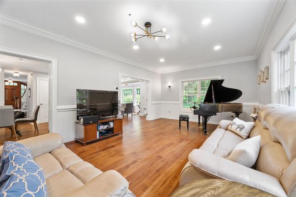 Interior, Living room, Pendant Lights, Piano, Recessed Lighting, Wood Texture Flooring