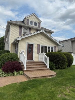 Exterior, Facade, American Foursquare
