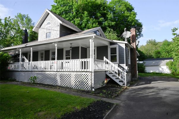 Exterior, Facade, Queen Anne Victorian
