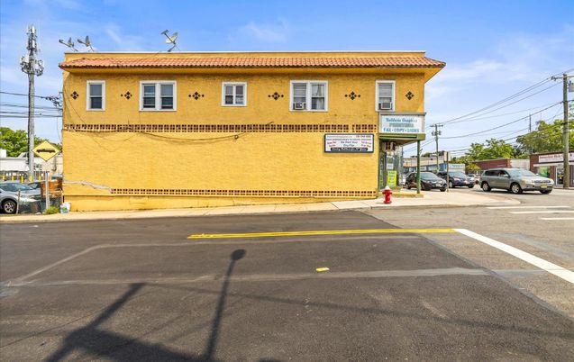 Attached, Exterior, Facade, None