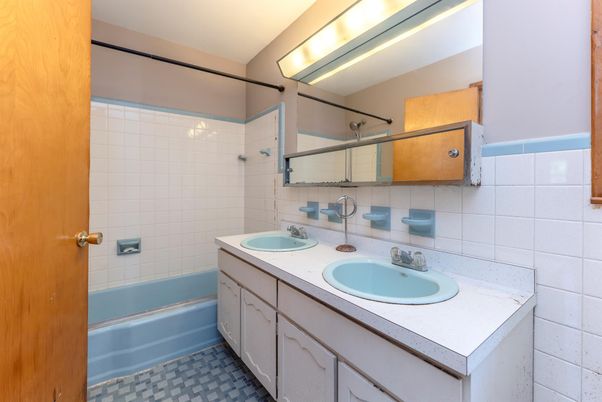 Bathroom, Dual Sink Vanities, Interior