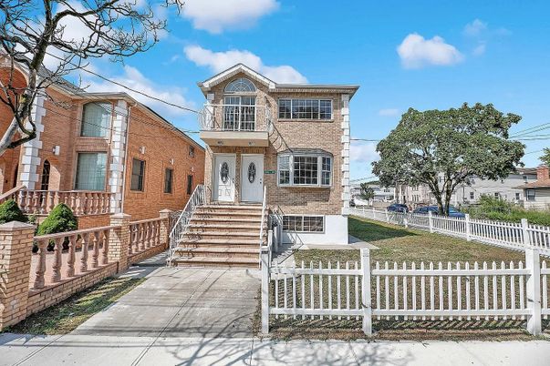 Exterior, Facade, Brick Facade, Rowhouse