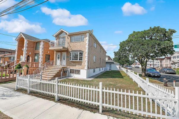 Exterior, Facade, Brick Facade, Rowhouse