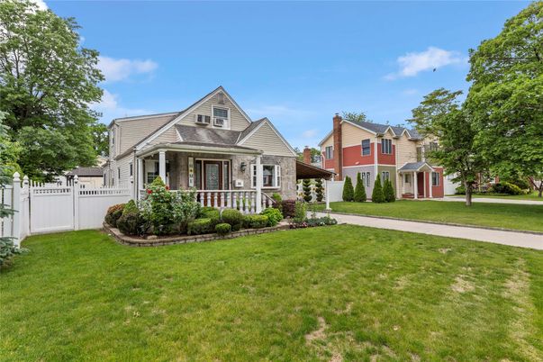 Backyard, Exterior, Facade, Queen Anne Victorian