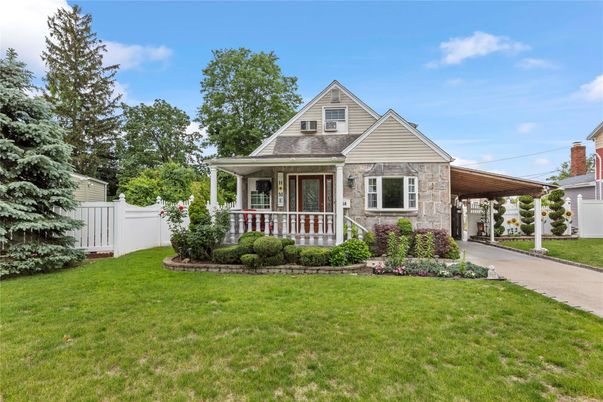 Backyard, Exterior, Facade, Queen Anne Victorian