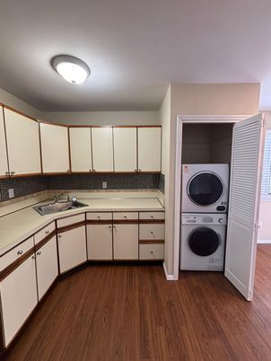 Interior, Utility Closets, Washer, Wood Texture Flooring