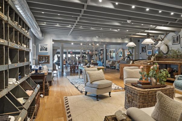 Dining room, Interior, Living room, Pendant Lights, Recessed Lighting, Wood Texture Flooring
