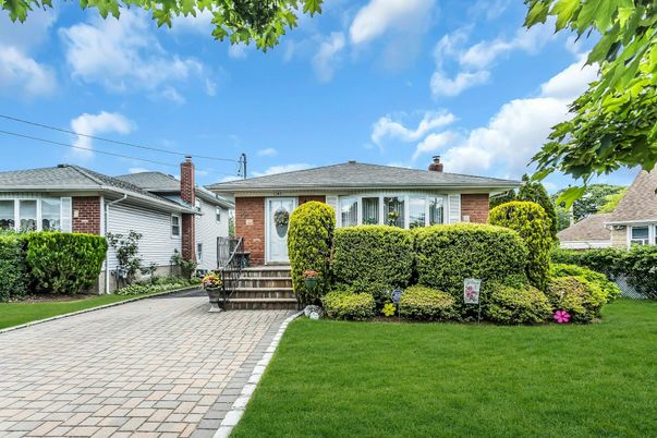 Exterior, Facade, Brick Facade, Ranch