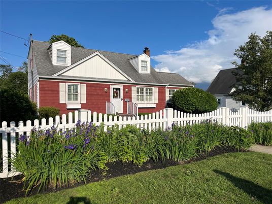 Exterior, Facade, Cape Cod