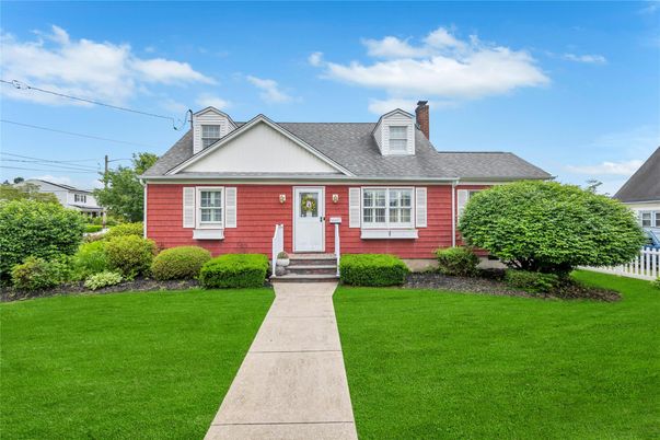 Exterior, Facade, Cape Cod