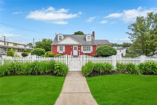 Exterior, Facade, Cape Cod