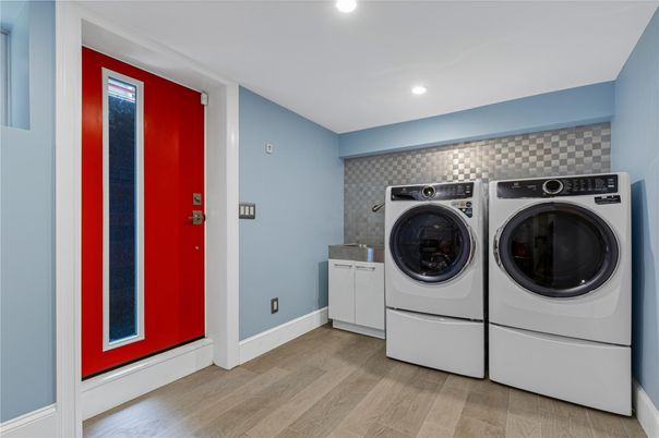 Interior, Recessed Lighting, Washer, Wood Texture Flooring