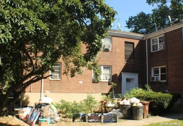 Exterior, Facade, Brick Facade, Rowhouse