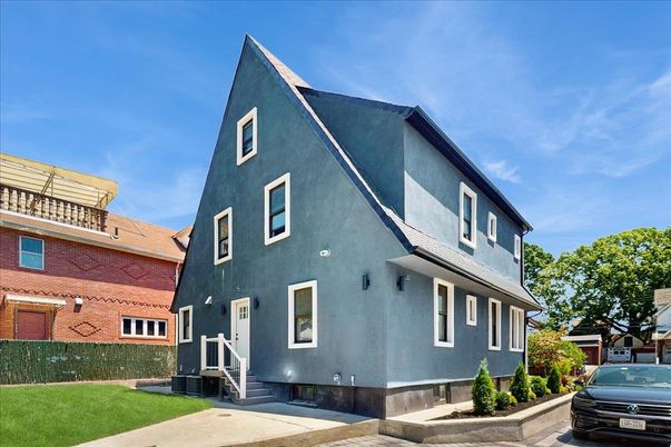 Exterior, Facade, Rowhouse